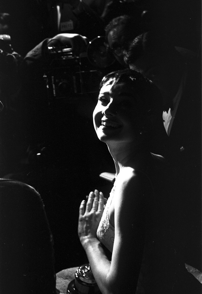 Одри Хепберн (Audrey Hepburn) в фотосессии на получении Оскара за лучшую женскую роль в фильме «Римские каникулы» (Roman Holiday) (1953), фото 13