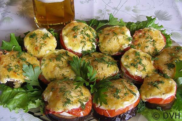Баклажаны, запеченные с помидорами и грибами