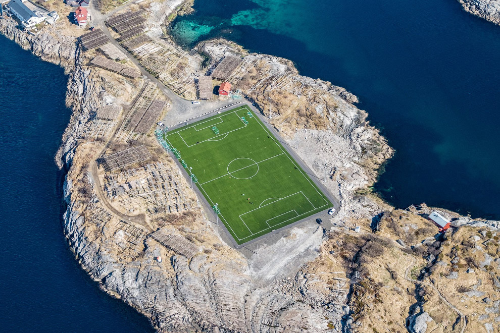 Футбольный стадион в Норвегии на Лофотенских островах