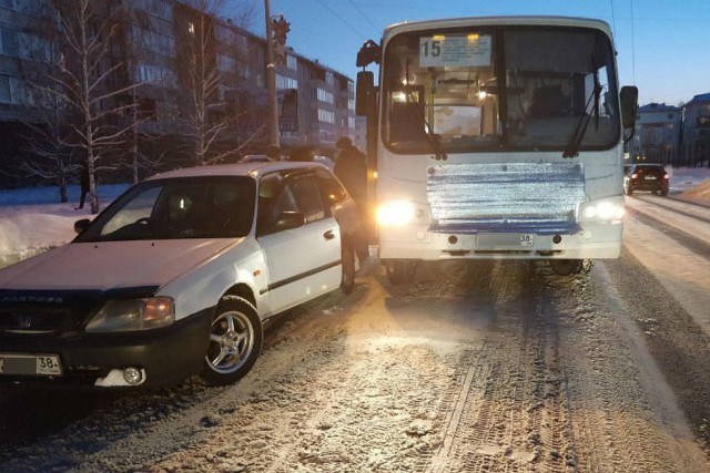 В Ангарске таксист протаранил автобус, чтобы спасти зажатого в дверях ребёнка В Ангарске таксист протаранил автобус, чтобы спасти зажатого в дверях ребёнка