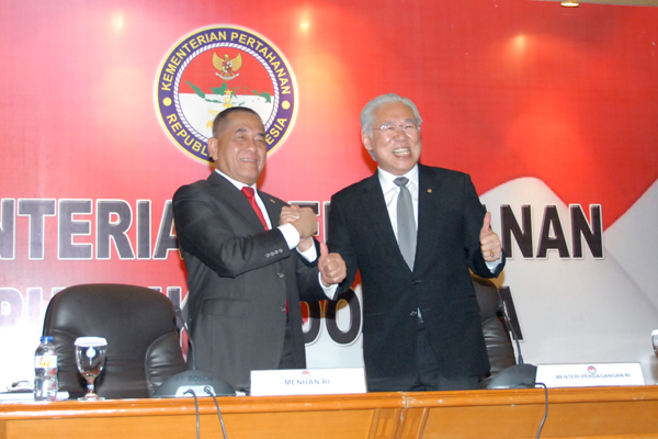 konferensi-pers-menhan-mendag (1) konferensi-pers-menhan-mendag (1)