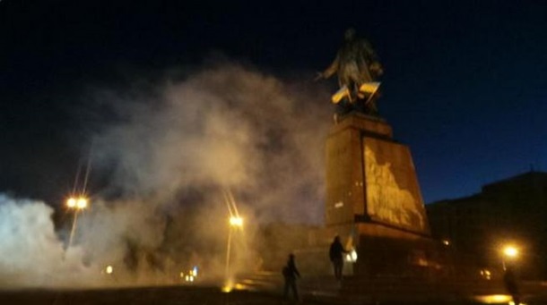 Опять хохлы нашли крайнего:В Харькове разрушают памятник Ленину