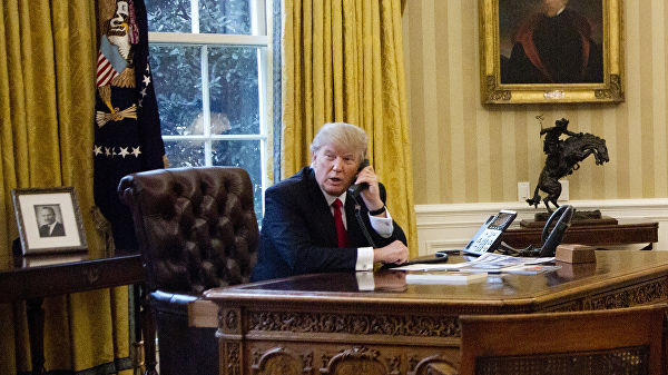 Дональд Трамп во время телефонного разговора с королем Саудовской Аравии Салманом ибн Абдул-Азизом Аль Саудом Дональд Трамп во время телефонного разговора с королем Саудовской Аравии Салманом ибн Абдул-Азизом Аль Саудом