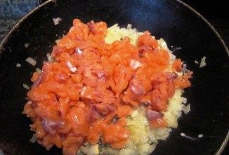 Блинные мешочки с жюльеном из красной рыбы