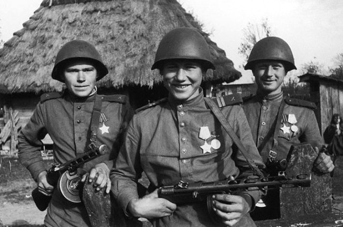 Главный защитный элемент для солдат во время мировых войн. /Фото: ussrvopros.ru