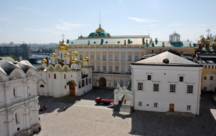 Путин предложил восстановить в Кремле разрушенные Чудов и Вознесенский монастыри
