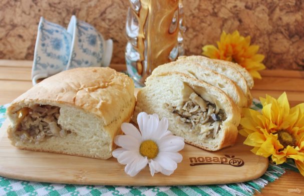 Пирог с квашеной капустой и грибами