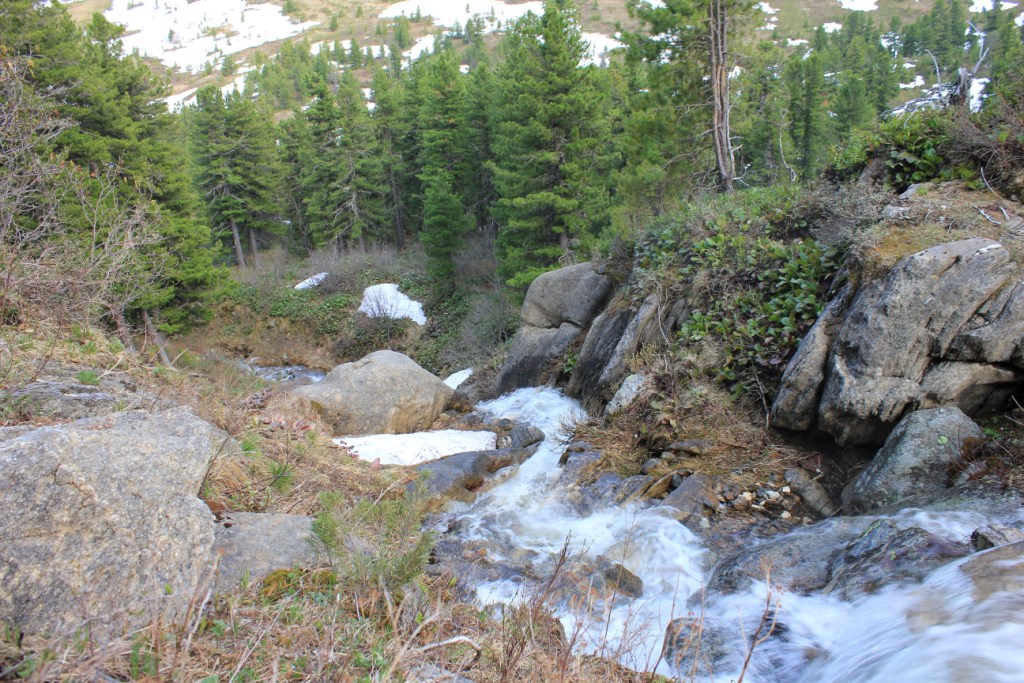 Небольшой водопад