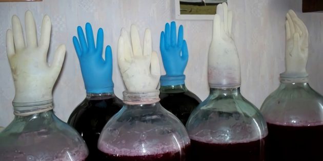 Перчатки — самый бюджетный вариант для небольших ёмкостей Как сделать домашнее вино из вишни