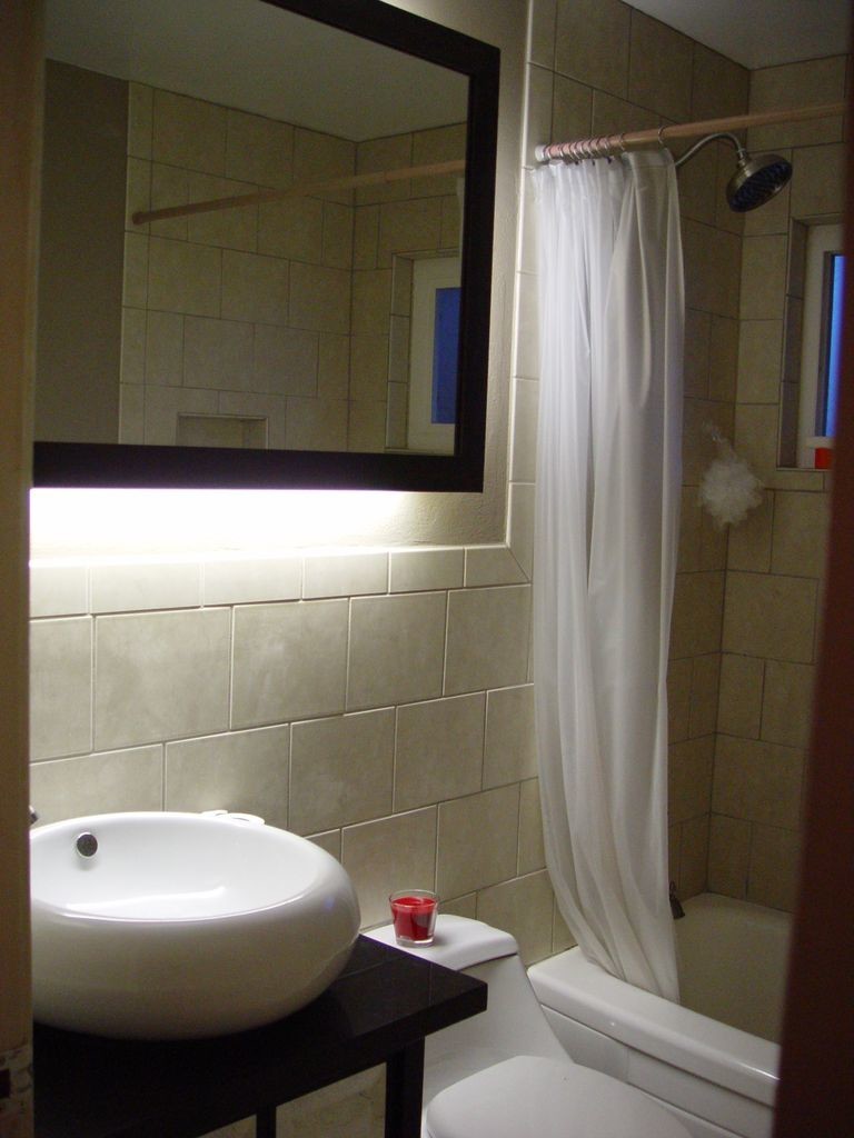 Зеркало с подсветкой в ванной комнате