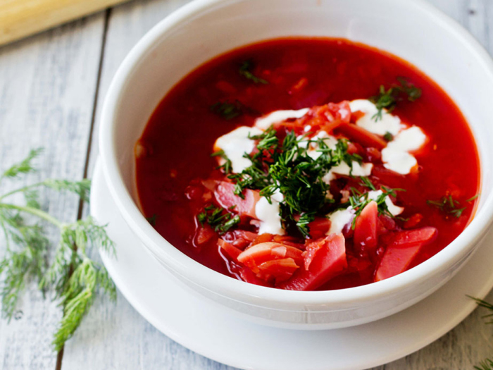 Очень вкусный борщ с сосисками. \ Фото: beardychef.com. Очень вкусный борщ с сосисками. \ Фото: beardychef.com.