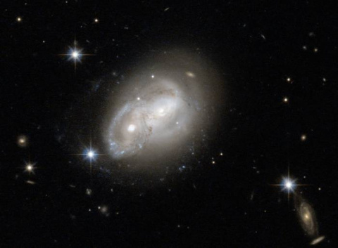 Телескоп «Хаббл» сфотографировал столкновение галактик