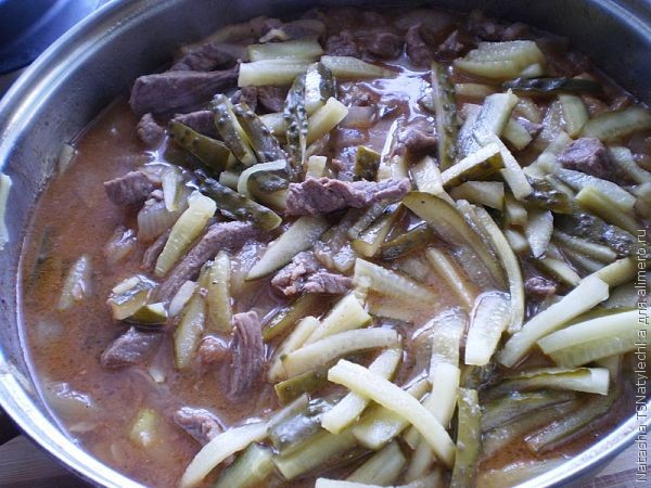 Говядина в остром соусе с маринованными огурцами
