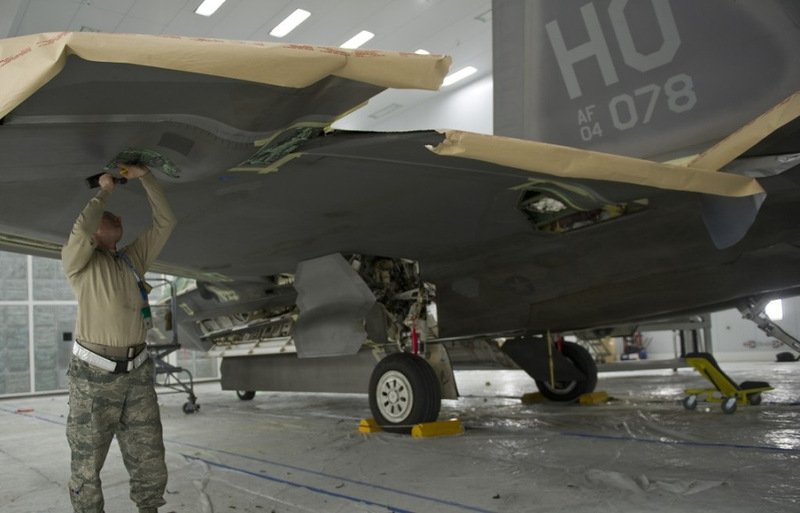 На заводе по сборке F-22