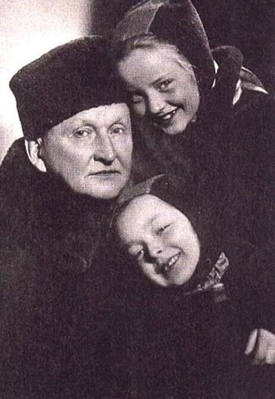 Знаменитости в кругу семьи. Фото из домашних архивов Знаменитости в кругу семьи. Фото из домашних архивов