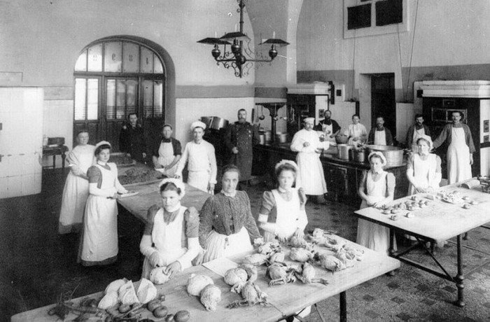 Смольный институт: как воспитывали благородных девиц Смольный институт: как воспитывали благородных девиц