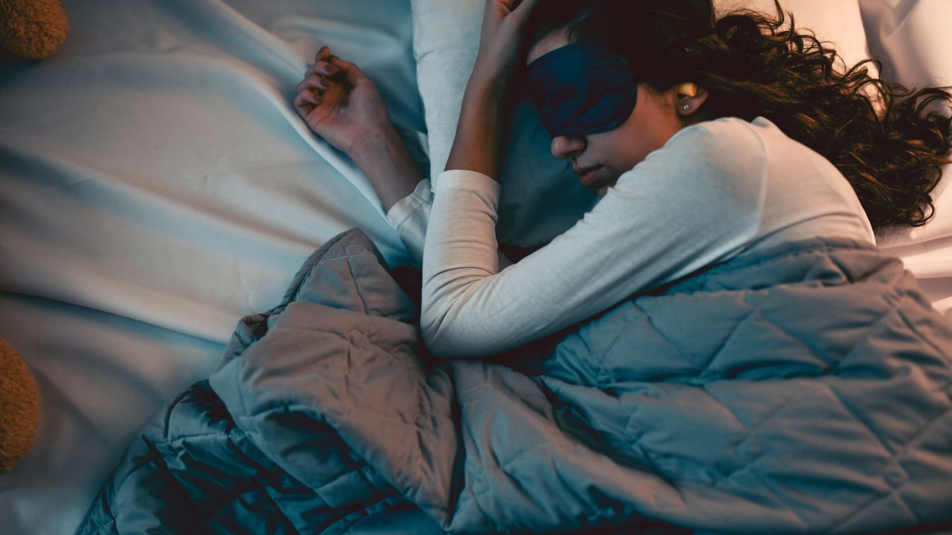 Эксперт рассказал, опасно ли спать в берушах