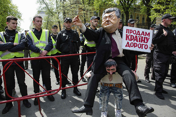 Порошенко возглавил президентский антирейтинг