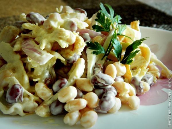Куриный салат с фасолью