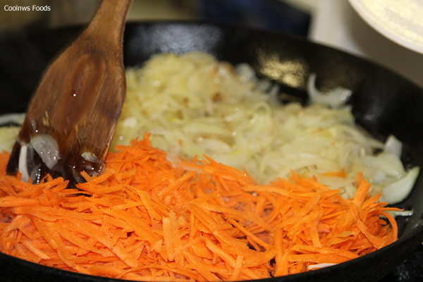 Затем добавляем морковь