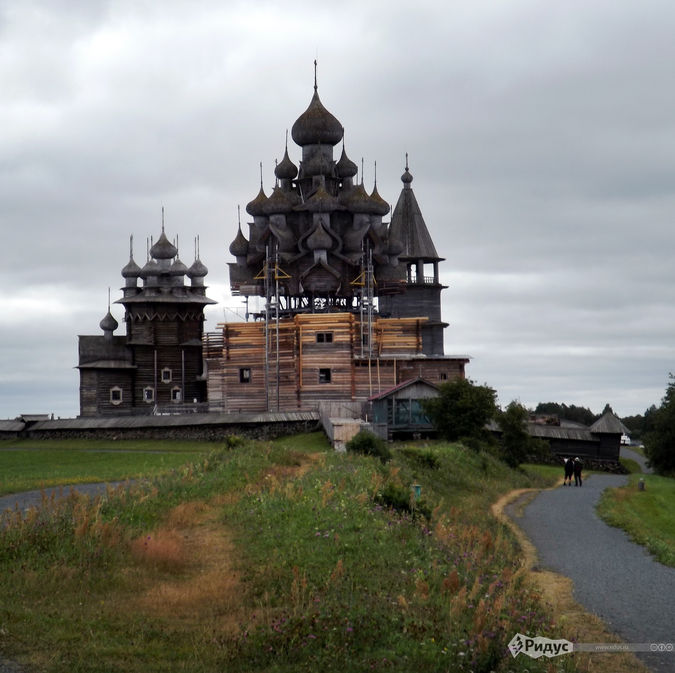 Церковь Преображения Господня, позади - церковь Покрова Богородицы