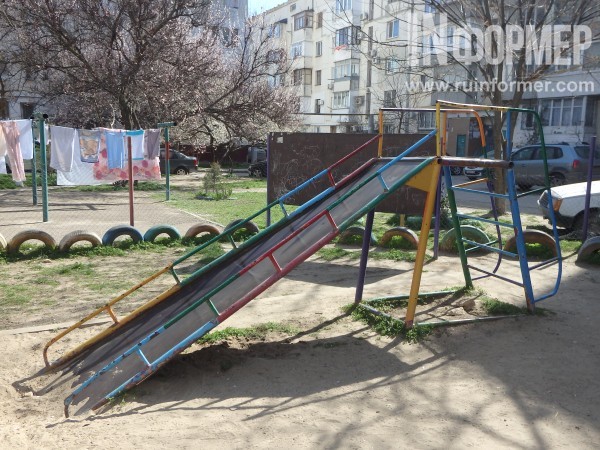 «Дети выжить не должны»? Площадка в севастопольском дворе