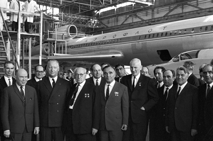 Министр авиационной промышленности СССР Петр Дементьев, министр вооруженных сил Франции Пьер Месмер, генеральный конструктор Андрей Туполев, авиаконструктор Александр Яковлев и первый зам. генерального конструктора Александр Архангельский в КБ Туполева, 1968 год
