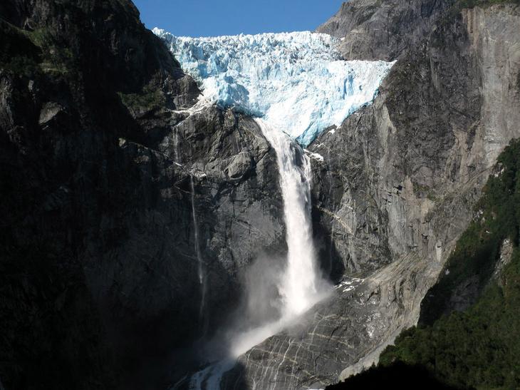 Водопад Hanging Glacier Чили. Каякам здесь не место. Самые причудливые и величественные водопады планеты. Фото с сайта NewPix.ru