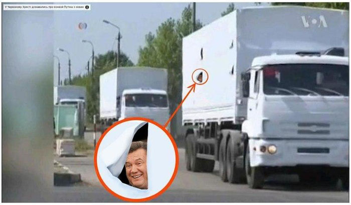 Порошенко предполагает три сценария развития событий с гуманитарным грузом РФ Порошенко предполагает три сценария развития событий с гуманитарным грузом РФ