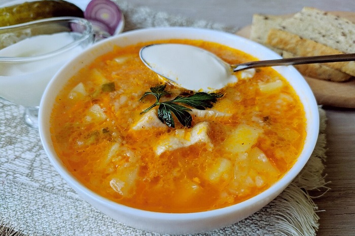 Сметану лучше добавлять прямо в тарелку с супом. / Фото: recept-borscha.ru