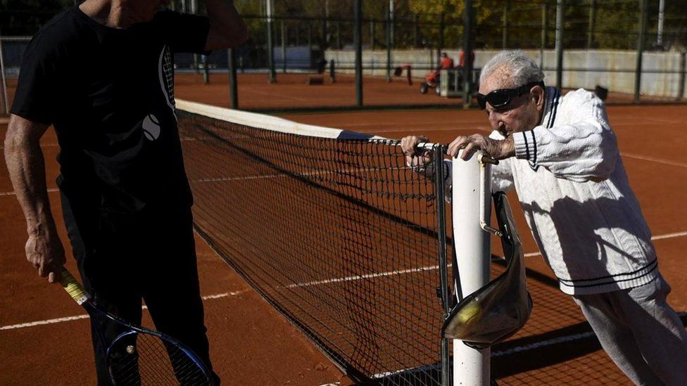 100-летний аргентинец Артин Элмаян разминается перед партией в теннис