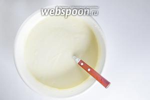 Аккуратно вмешать в творожную массу взбитые яйца с сахаром.