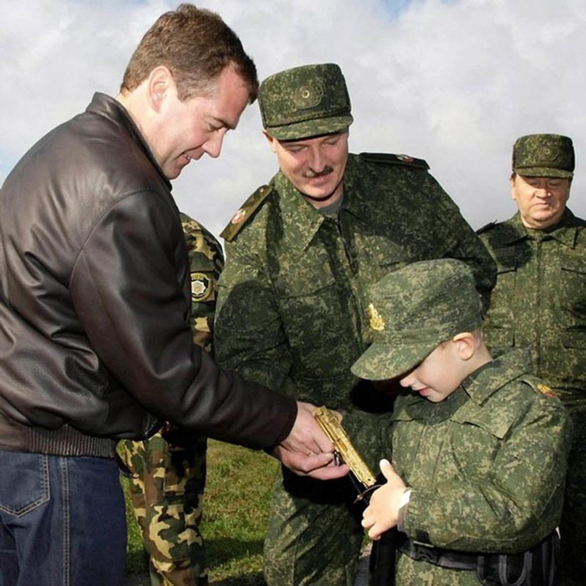 Маленький король Джоффри Бульбатеон. Возможно, он-то и возглавит когда-нибудь Белоруссию Маленький король Джоффри Бульбатеон. Возможно, он-то и возглавит когда-нибудь Белоруссию
