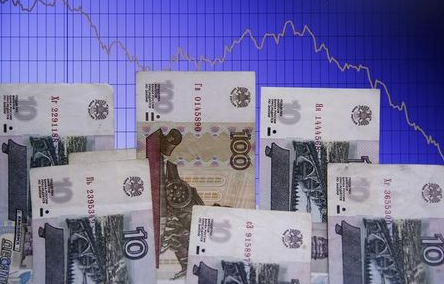 Russian rouble notes are seen lying on the computer screen with yearly chart of USD/RUB in this illustration picture taken in Warsaw November 5, 2014. The Russian rouble weakened to 45 against the U.S. dollar for the first time in history on Wednesday, following a decision by the Russian central bank to limit its daily interventions. REUTERS/Kacper Pempel (POLAND - Tags: BUSINESS) Russian rouble notes are seen lying on the computer screen with yearly chart of USD/RUB in this illustration picture taken in Warsaw November 5, 2014. The Russian rouble weakened to 45 against the U.S. dollar for the first time in history on Wednesday, following a decision by the Russian central bank to limit its daily interventions. REUTERS/Kacper Pempel (POLAND - Tags: BUSINESS)