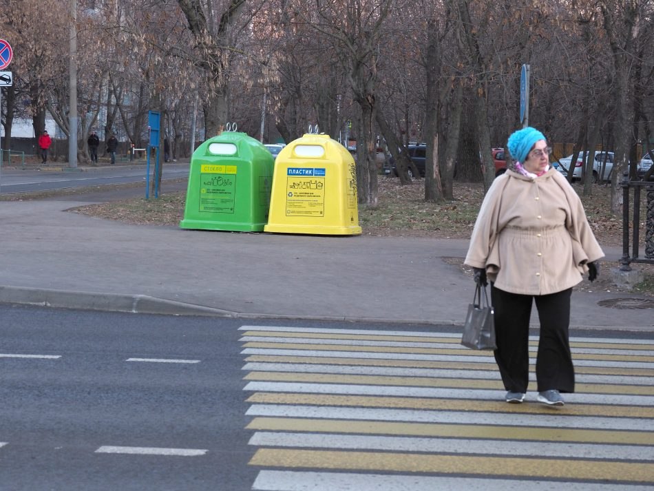 Желто-зеленые контейнеры для раздельного сбора мусора поставили в Южном Тушине