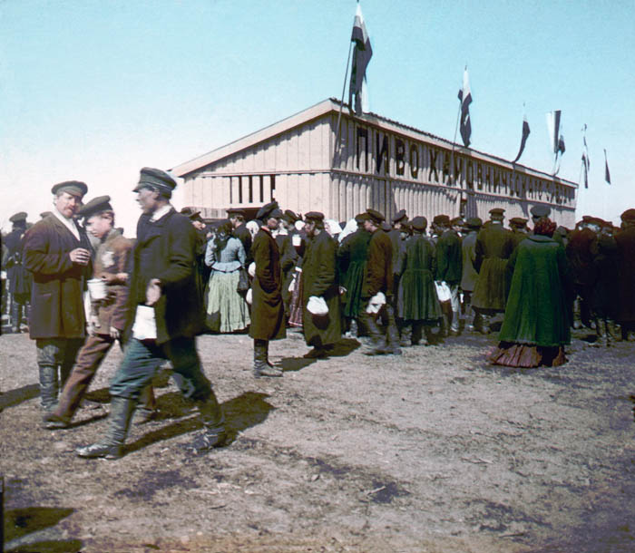 Раздача пива на Ходынском поле во время коронации Николая II 30 мая 1896 года. Москва, 1896 г.