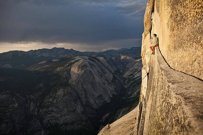 Alex Honnold - один из самых отчаянных альпинистов, лазающих без страховки. Alex Honnold - один из самых отчаянных альпинистов, лазающих без страховки.