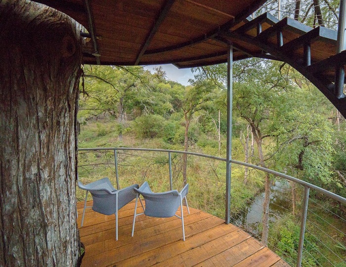 Открытая терраса Yoki Treehouse. Открытая терраса Yoki Treehouse.