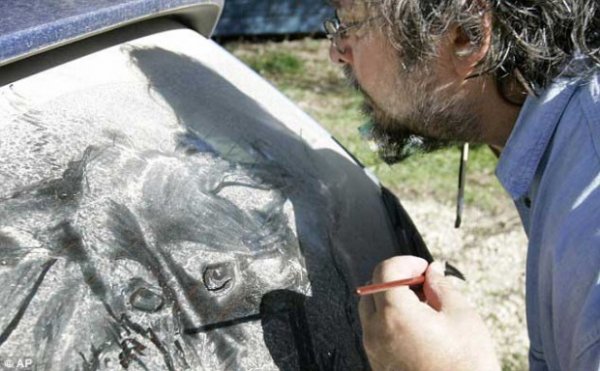 Удивительное грязевое искусство на окнах (9 фото)