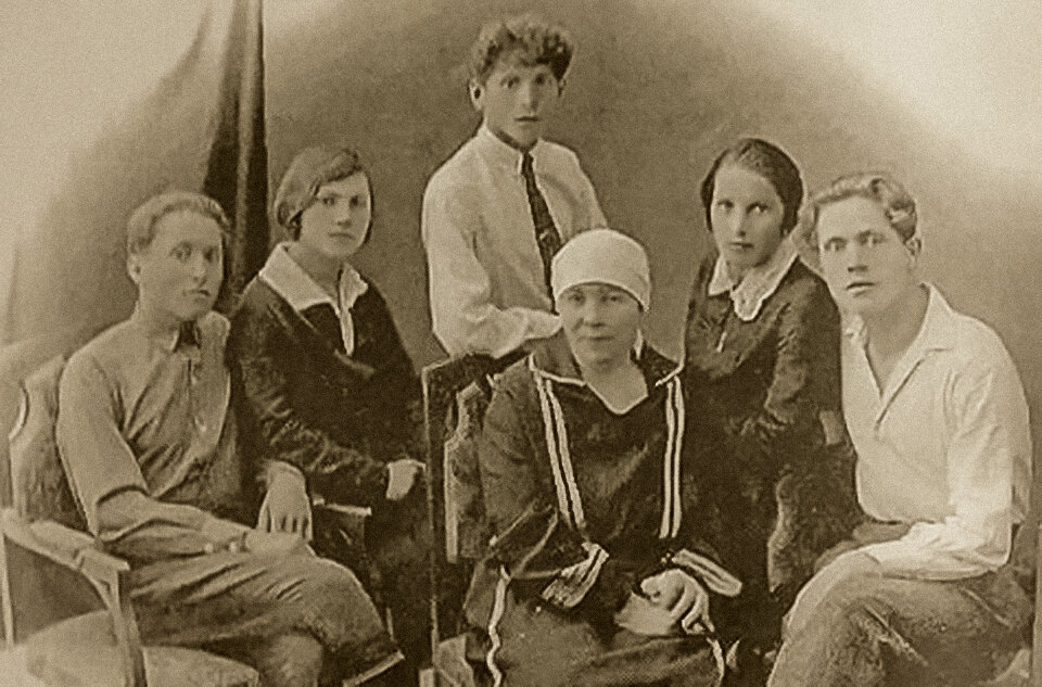 Слева направо: Александр Чапаев, Вера Камешкерцева, Аркадий Чапаев, Пелагея Камешкерцева, Клавдия Чапаева и ее муж Борис.