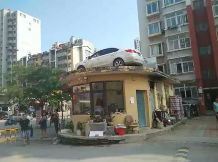Жильцы дома проучили автоледи за наглую парковку Жильцы дома проучили автоледи за наглую парковку
