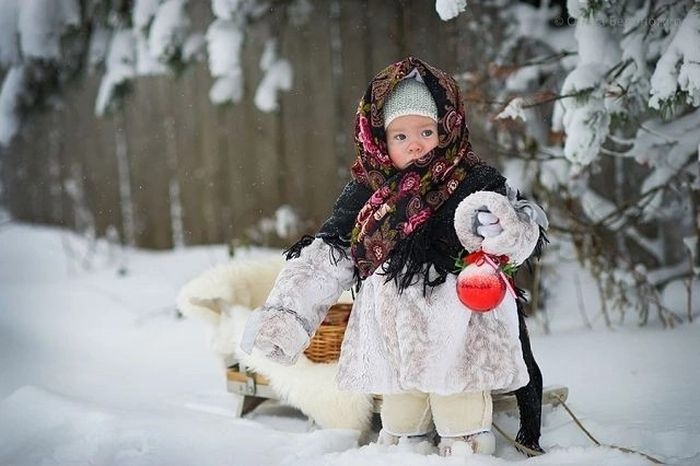 Девушки в русских нарядах Девушки в русских нарядах