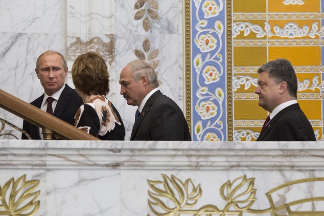 From left, Russian President Vladimir Putin, EU foreign policy chief Catherine Ashton, Belarusian President Alexander Lukashenko, and Ukrainian President Petro Poroshenko walk to their talks after after posing for a photo in Minsk, Belarus, Tuesday, Aug.
