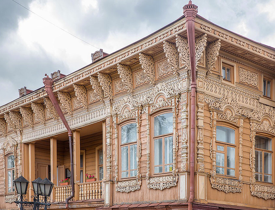 Для чего на самом деле украшают окна резными наличниками?