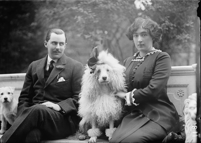 Эвелин Уолш Маклин с мужем и собакой.
