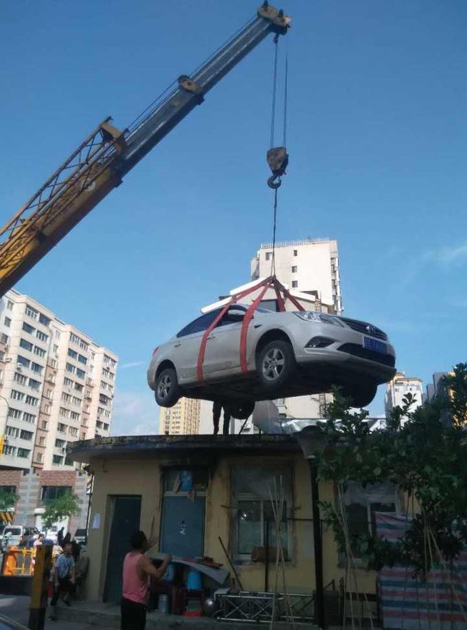 По прошествии нескольких часов жильцы вызвали автокран и, по предложению одного соседа-шутника, переместили ее машину на крышу сторожки. По прошествии нескольких часов жильцы вызвали автокран и, по предложению одного соседа-шутника, переместили ее машину на крышу сторожки. авто, автоместь, женщина за рулем, кран, крыша, парковка, прикол, юмор