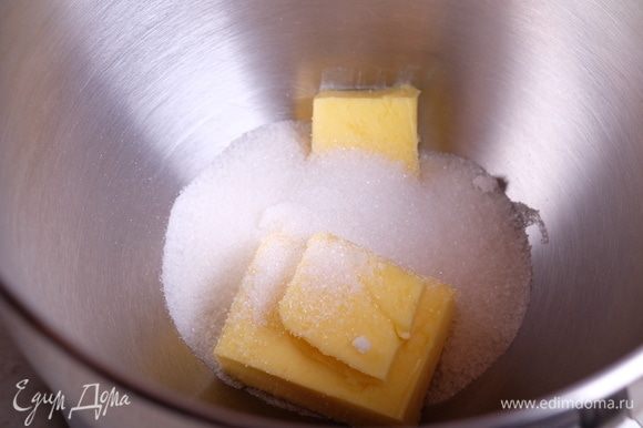 Готовим имбирные пряники. Разогреваем духовку до 180°С. В чаше миксера смешиваем мягкое сливочное масло и сахар (можно использовать как белый, так и коричневый), взбиваем миксером до однородной массы. Готовим имбирные пряники. Разогреваем духовку до 180°С. В чаше миксера смешиваем мягкое сливочное масло и сахар (можно использовать как белый, так и коричневый), взбиваем миксером до однородной массы.