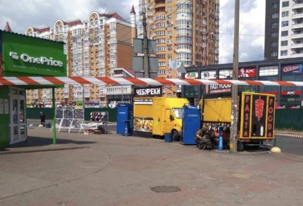 Возле станции метро в Киеве обнаружены два самодельных взрывных устройства (ВИДЕО)
