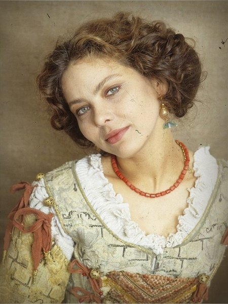 Орнелла Мути на съемках фильма «Путешествие капитана Фракасса» 1990-го года. Орнелла Мути на съемках фильма «Путешествие капитана Фракасса» 1990-го года.
