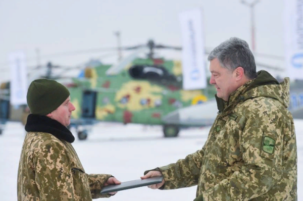 После инцидента в Керчи страница Петра Порошенко пополнилась большим количеством фотографий с осмотров военной техники.